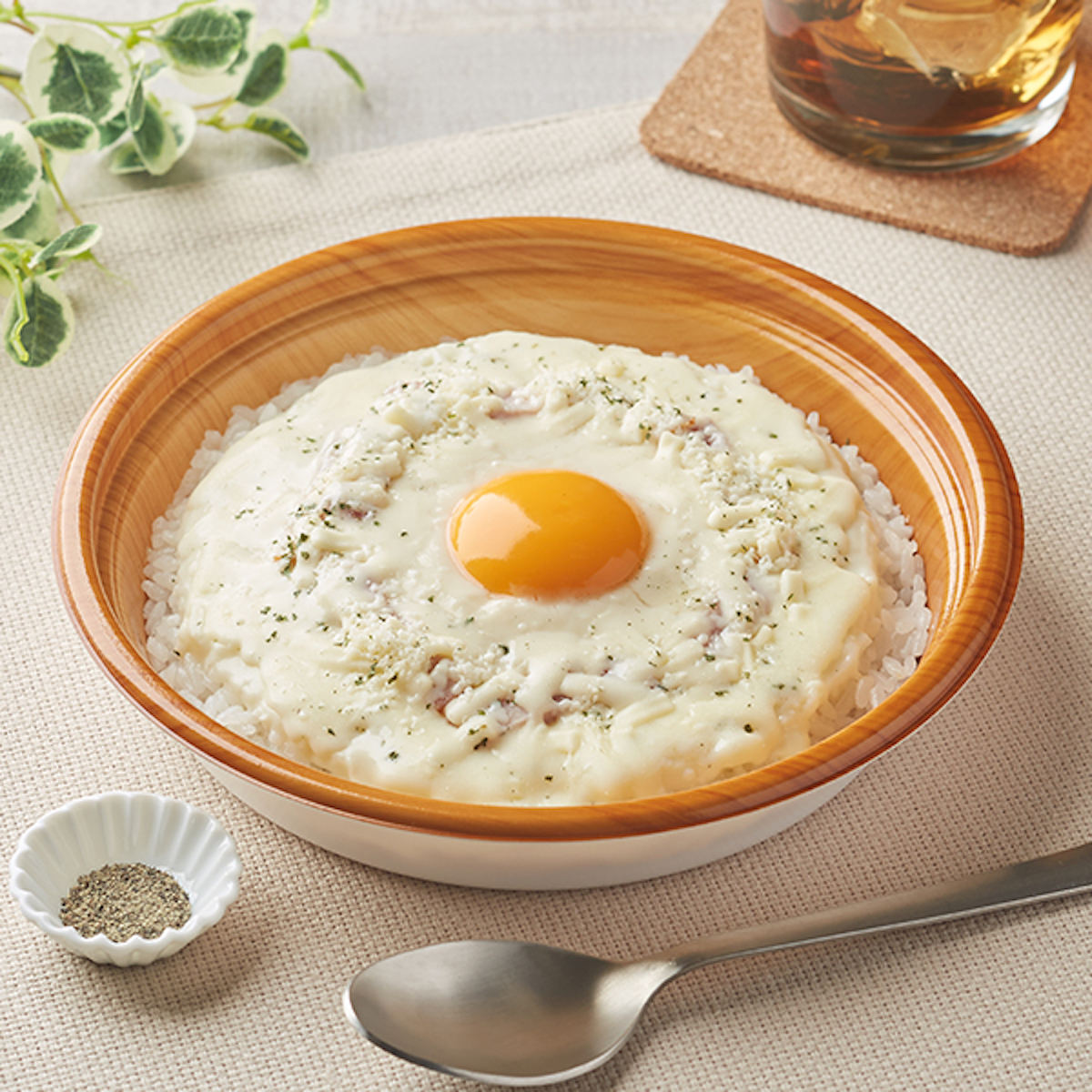 「チーズ！チーズ！チーズ！濃厚カルボナーラ風ライス」(498円)