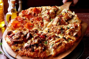 【肉肉肉肉×倍盛り】ピザーラ「史上最強」ミートピザが限定復活