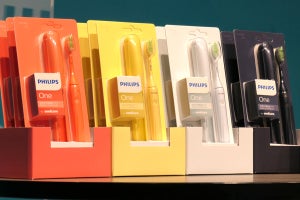 フィリップスの新電動歯ブラシ「Philips One」は初の乾電池式！ 3,400円で手磨きと電動のいいとこどり