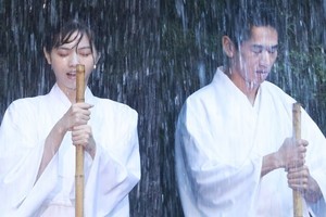 西野七瀬＆永山絢斗「目が開けられない」過酷な滝行に挑む『言霊荘』