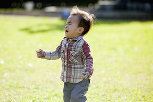 【神降臨】もう歩けないイヤイヤ真っ最中の3歳児、「ヨーイドン係」を務めた通行人の機転がTwitterで大反響 - 「優しい世界」「徳を積むとはこういうこと」