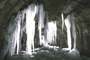【幻想的】トンネル跡地の「巨大氷柱」を目指す「冬のトレッキング」登場