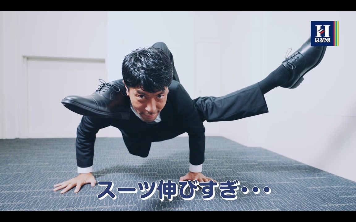 ありえないヨガポーズを披露する動画も公開