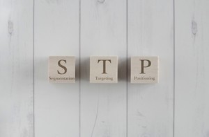 STP分析とは? 具体的なやり方やユニクロの事例などをご紹介