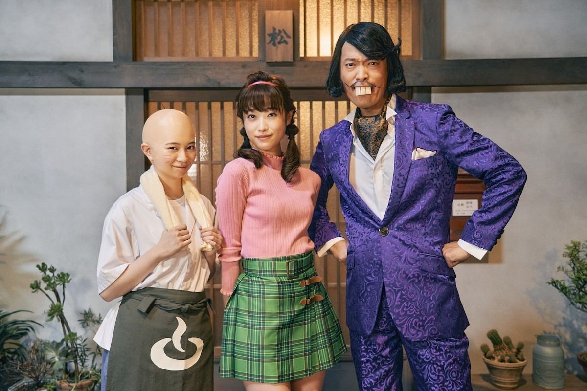 左から 桜田ひより、高橋ひかる、前川泰之