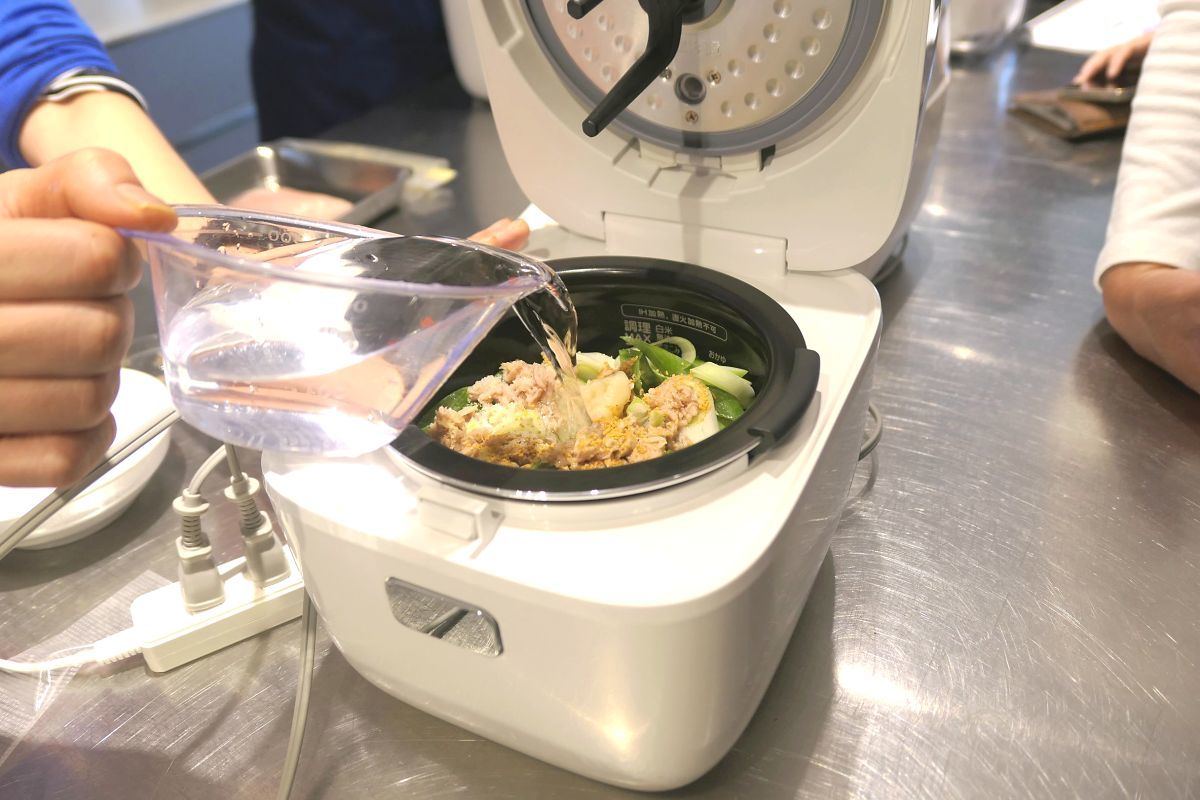 ハイアール、炊飯や2段調理もできる高コスパの電気調理器「ホットデリ