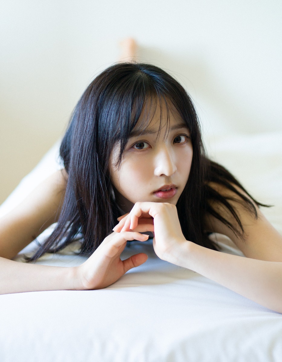 小栗有以、写真集表紙公開 水着姿やベッドでの大人っぽい表情披露 | マイナビニュース