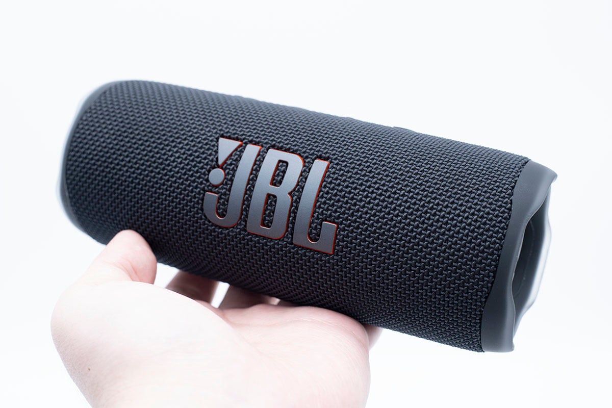 JBLのボトルサイズスピーカー「FLIP 6」11月26日発売。小型化
