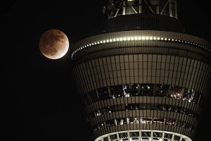 “ほぼ皆既月食”をミラーレスで激写、写真家が教える「撮影のコツ」
