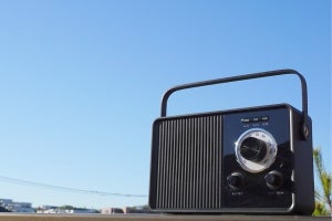FMラジオ付ワイヤレス手元スピーカー「OWL-TMTSP01」レビュー、手軽に使えてテレビ音声におすすめ