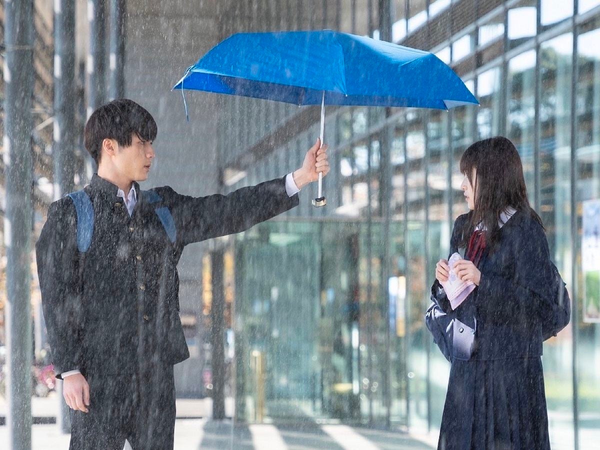 松田元太 天気雨の中で福本莉子に傘を差し出す 初々しい出会いショットを公開 マイナビニュース