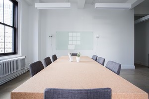 席次とは? 会議室や会食での順位など基本のビジネスマナーを解説