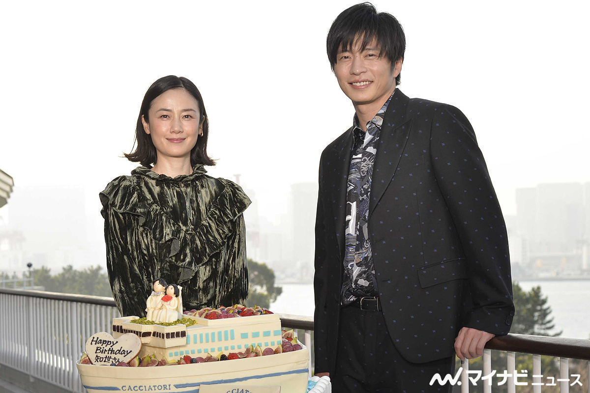 左から原田知世、田中圭