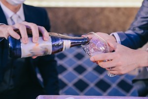 飲み会の「お酌マナー」って? ビールや日本酒の注ぎ方や受ける場合のマナーも解説