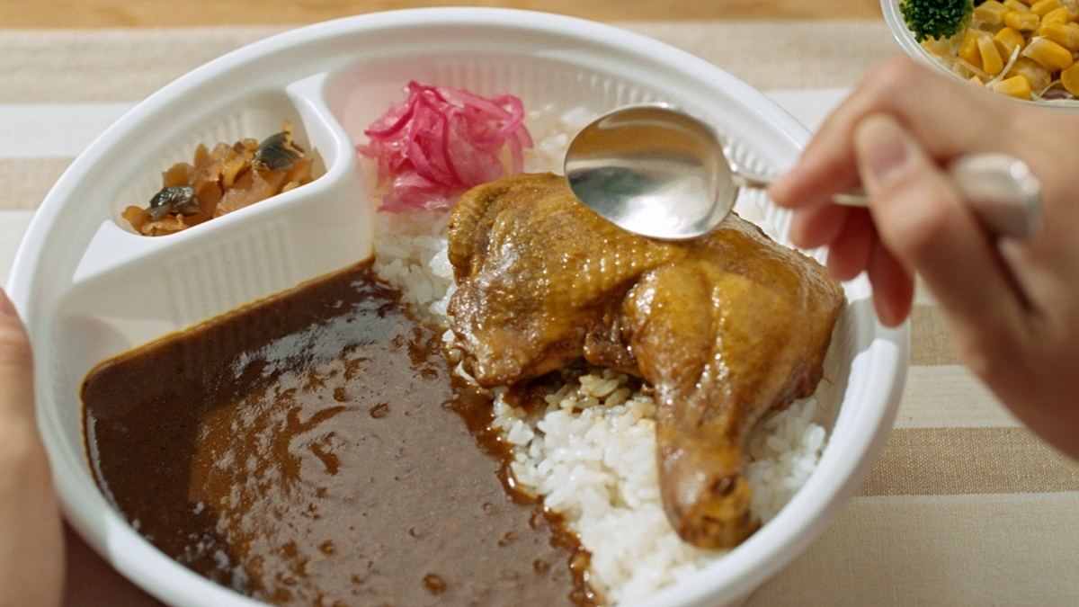 石原さとみ カレーを一口食べてうっとり んん すき家新cm マイナビニュース