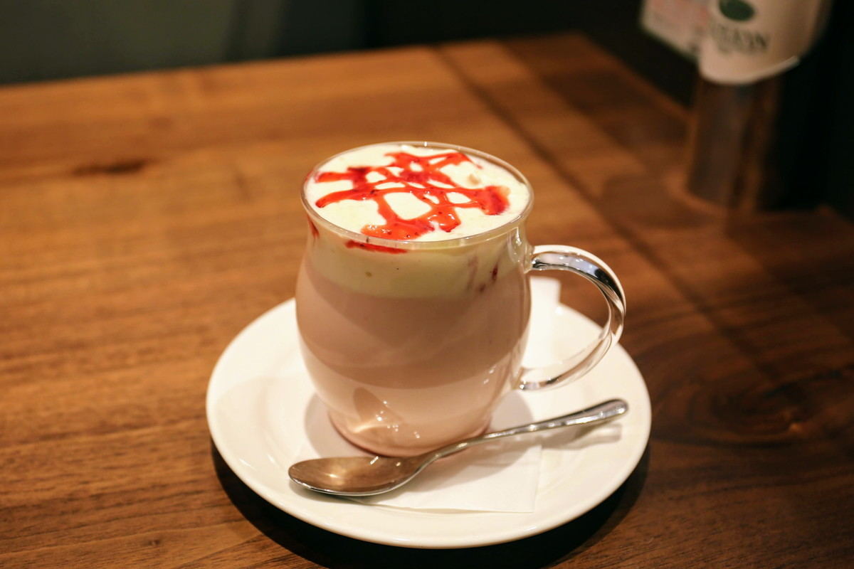 「いちごみるくプリンオレ」(店内飲食 660円 / テイクアウト 540円)