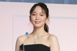 吉岡里帆、美肌輝くドレスで魅了! スリットから美脚もチラリ