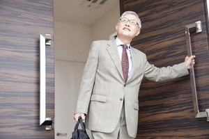 年収はどれくらい減る? 60歳定年退職後も働く人たちの現状