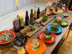 昼も夜も楽しめる「BURGER&BEER COLOR」の“ビジュアル系カラーバーガー”を食べてみた
