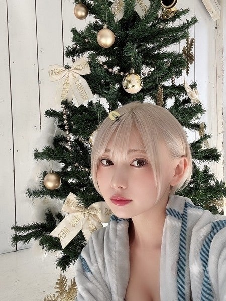 もうgetしてくれましたか コスプレイヤー篠崎こころがクリスマスツリーショット披露 マピオンニュース