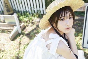 浜辺美波、2022年版カレンダー発売　白ワンピの“ナチュかわ”カット公開