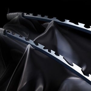『鬼滅の刃』伊之助の日輪刀が約1/1サイズで初立体化、二刀流ならではの交差ギミックを搭載