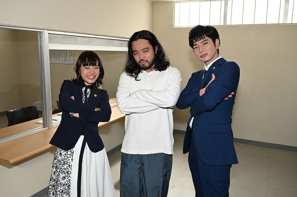 左から杉咲花、R-指定、松本潤