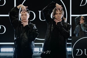 KinKi Kids、一糸乱れぬ華麗なパラパラ披露　岸優太はノリノリDJプレイ