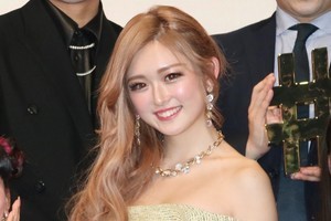 ゆうちゃみ、ミニドレスで美脚披露! 今年は「180度ガラッと変わった」