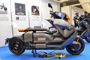 2022年春に発売予定? BMWの新型電気スクーター「CE 04」を実車確認