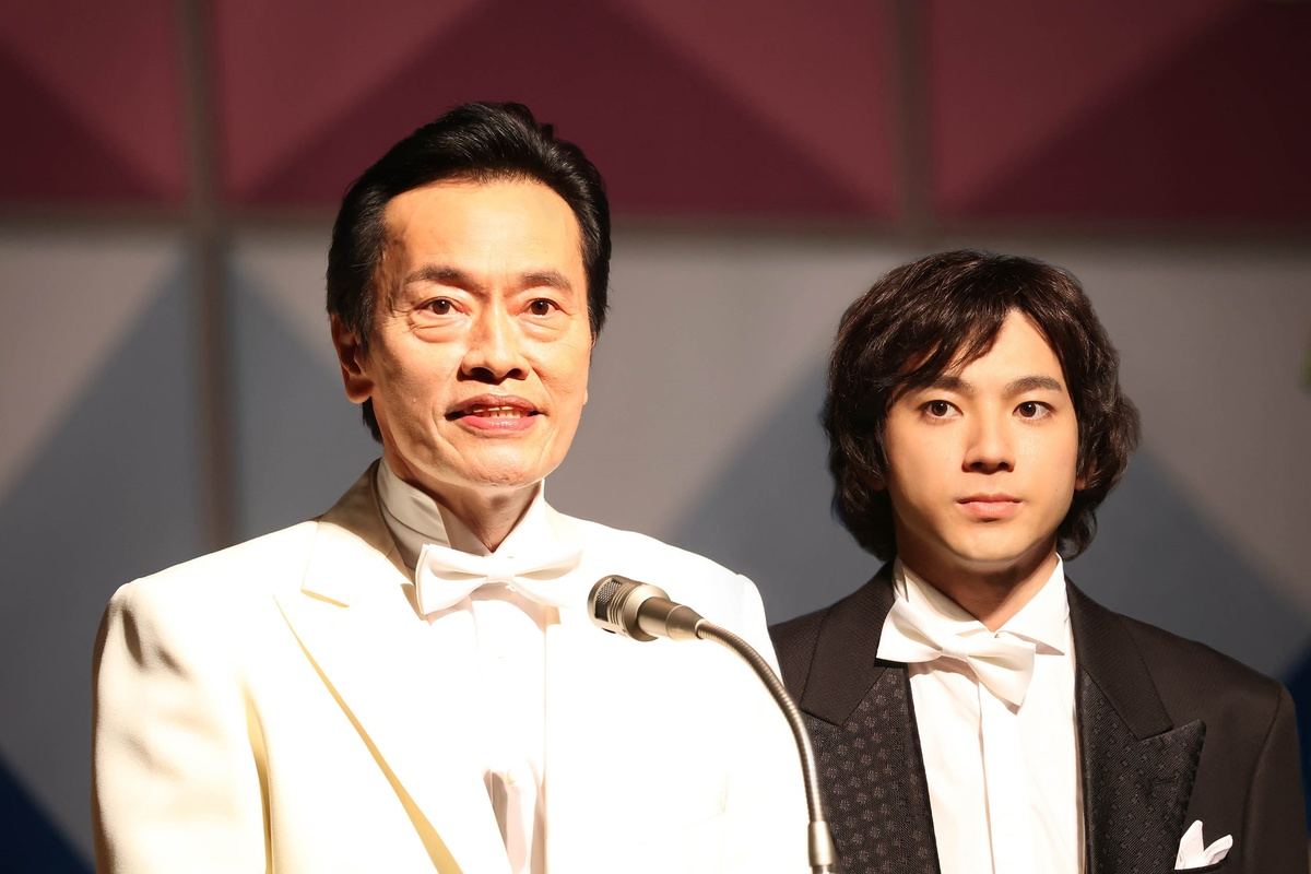 いかりや長介さん役の遠藤憲一(左)と、志村けんさん役の山田裕貴　(C)フジテレビ