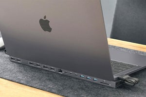 最大15ポート増設、MacBook Proの底面に設置するUSB-Cドッキングステーション