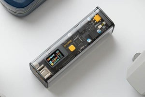 DC出力の電圧が調整可能、透明デザインのモバイルバッテリー「STORM 2」