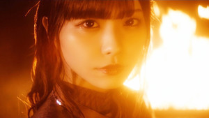 声優・愛美、炎に包まれ祈るように歌う「LIGHTS」のMusic Videoを公開