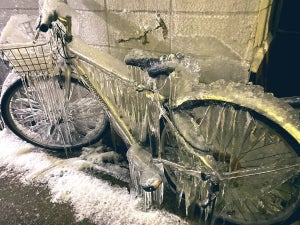 【えーーっ!】山形の寒さを物語る自転車。その光景に「なんじゃこれ〜」「雪国怖え」「どうやったらこんな事に??」とツイッター騒然! 32万いいね集まる!