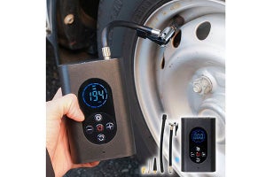 クルマやバイクのタイヤに空気を注入、バッテリー駆動の小型電動ポンプ