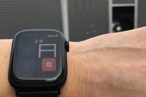 スマホで開閉できる電動シャッター、Apple Watchに対応