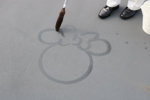 水で描くミニー! 新イベント「トータリー・ミニーマウス」でカストーディアルアートにも注目