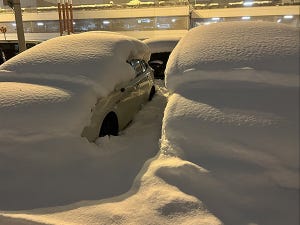 【大雪】新千歳空港の雪の量にツイッター騒然!!「自分の車がどれかわからへん」「絶望するやつ」「生クリームみたいで美味しそう」の声も