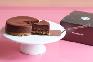 スタバ、オンライン限定の濃厚チョコレートケーキを発売 - 冷凍で配送