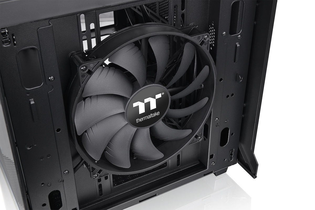 Thermaltake、前面に200mmファン装備のキューブ型マイクロATXケース