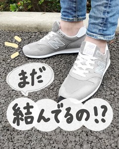 【まだ結んでるの!?】100均グッズでスニーカーがスリッポンに!? 靴紐を結ぶことなく好きなスニーカーを履けちゃう裏技が、オシャレで凄い!