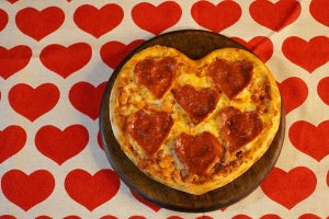 【ピザがハート!?】ドミノ・ピザでバレンタイン限定商品を実食 - 「早く知りたかった!」隠れ絶品スイーツも