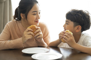 【沁みる】ファストフードやカップ麺はダメ? 管理栄養士さんがつぶやいた「“食”から得られるもの」に共感の嵐。「栄養士さんの言葉って凄い」「安心します」「泣きそうになった」