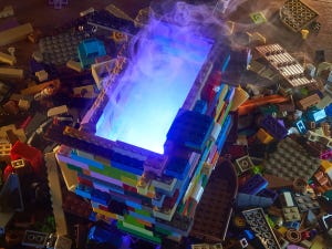 【えっ!? 】「娘がレゴで異世界のゲート作っててワロタ」 - 想定外の作品に「すげぇ」「センスに脱帽」と衝撃広がる! しかし実はコレ……