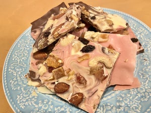 【簡単バレンタインレシピ】SNSで話題の「チョコレートバーク」を作ってみた - 溶かして混ぜるだけですぐできる!