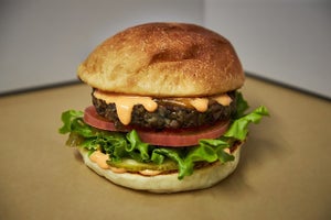 六本木周辺でしか味わえないバーガーを全国にお届け！　作って楽しむ「DIY Righteous Burger Kit」がオンラインで発売