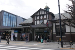JR原宿駅、伝統と若者文化が並び立つ街 - 片隅に「宮廷ホーム」も