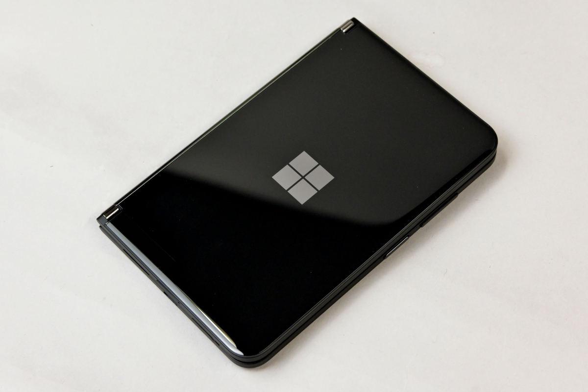 Surface Duo 2を閉じた姿（表）