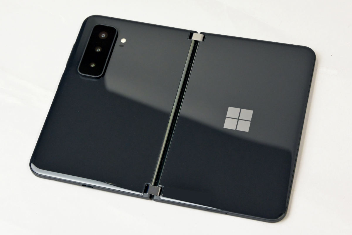 Surface Duo 2を開いた姿（裏）